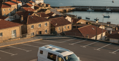 Pernocta responsable: la guía definitiva para convivir (bien) en pueblos costeros