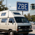 furgoneta clásica, una auténtica joya de los 80, aparcada frente a un ayuntamiento moderno de cristal y acerofurgoneta clásica, una auténtica joya de los 80, aparcada frente a un ayuntamiento moderno de cristal y acero