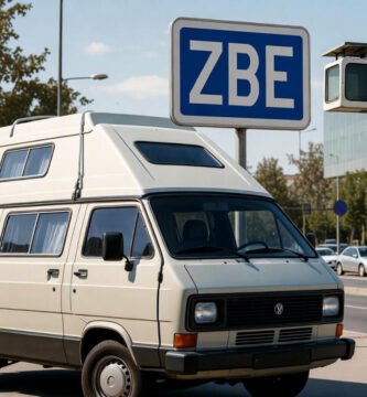 furgoneta clásica, una auténtica joya de los 80, aparcada frente a un ayuntamiento moderno de cristal y acerofurgoneta clásica, una auténtica joya de los 80, aparcada frente a un ayuntamiento moderno de cristal y acero